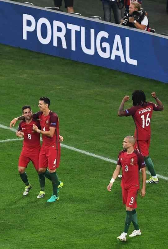 Jogadores de Portugal foram ao delrio com vaga na semifinal da Euro; na Polnia, decepo