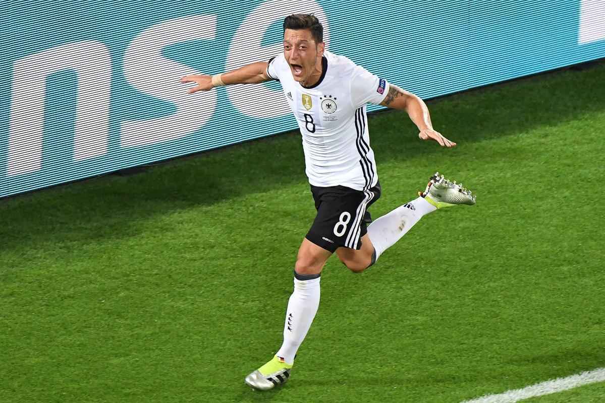 Aos 20min do 2 tempo, Ozil se antecipou  marcao e completou cruzamento para as redes