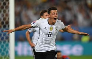 Aos 20min do 2 tempo, Ozil se antecipou  marcao e completou cruzamento para as redes