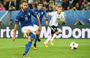 Leonardo Bonucci empatou para a Itlia aos 32min do 2 tempo em cobrana de pnalti