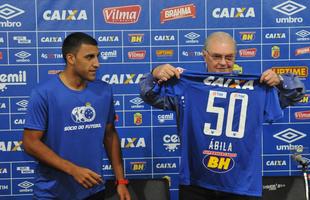 Cruzeiro apresentou duas de suas contrataes mais caras da histria