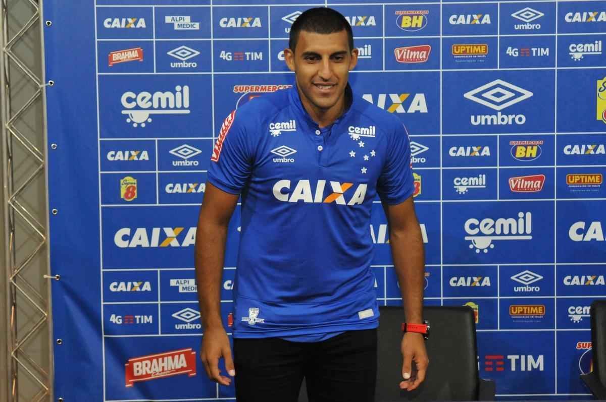 Cruzeiro apresentou para sua torcida no Mineiro os atacantes Sobis, camisa 7, e bila, que vestir a 50