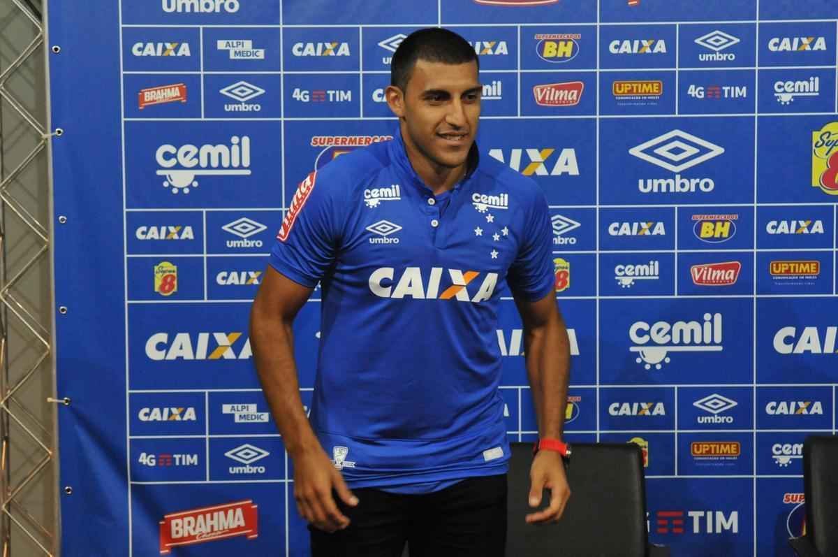 Cruzeiro apresentou para sua torcida no Mineiro os atacantes Sobis, camisa 7, e bila, que vestir a 50