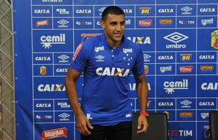 Cruzeiro apresentou para sua torcida no Mineiro os atacantes Sobis, camisa 7, e bila, que vestir a 50