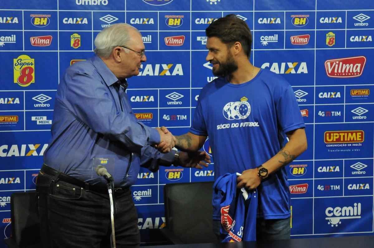 Cruzeiro apresentou para sua torcida no Mineiro os atacantes Sobis, camisa 7, e bila, que vestir a 50