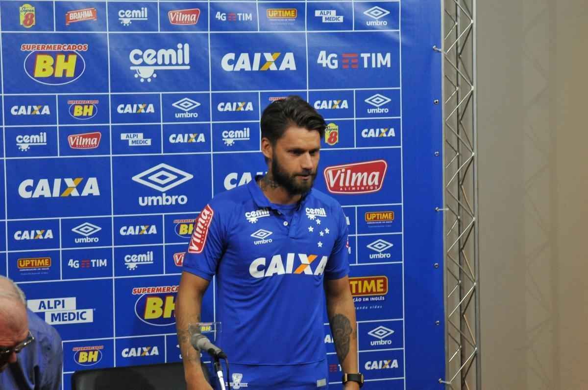 Cruzeiro apresentou para sua torcida no Mineiro os atacantes Sobis, camisa 7, e bila, que vestir a 50