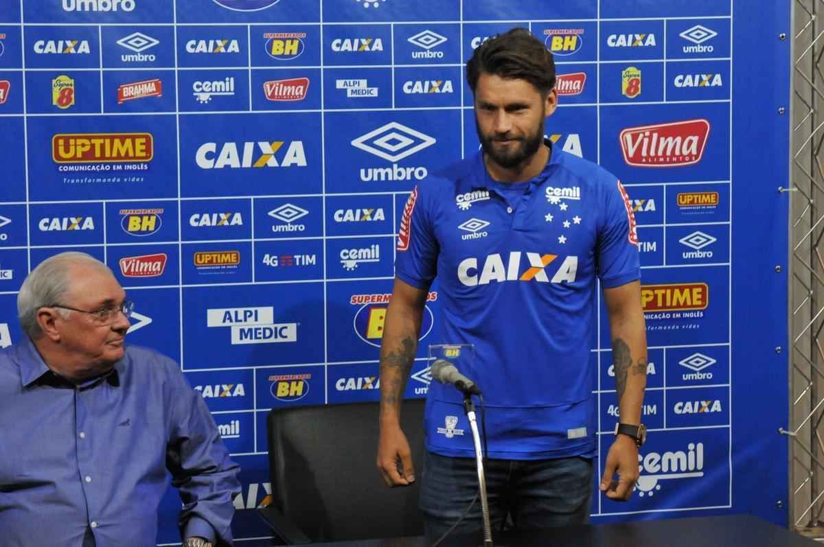 Cruzeiro apresentou para sua torcida no Mineiro os atacantes Sobis, camisa 7, e bila, que vestir a 50