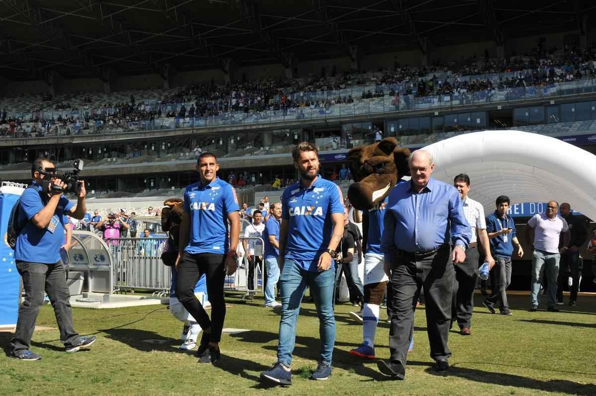 Cruzeiro apresentou para sua torcida no Mineiro os atacantes Sobis, camisa 7, e bila, que vestir a 50