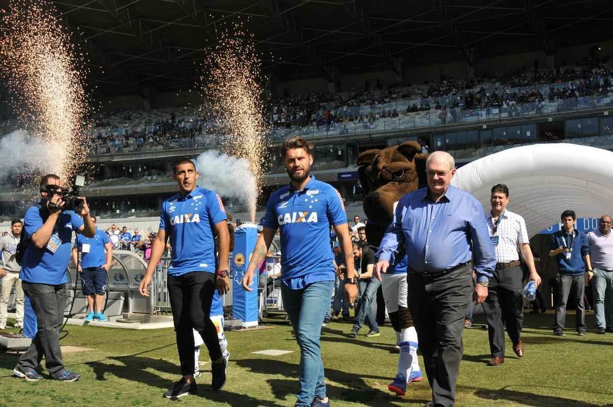 Cruzeiro apresentou para sua torcida no Mineiro os atacantes Sobis, camisa 7, e bila, que vestir a 50