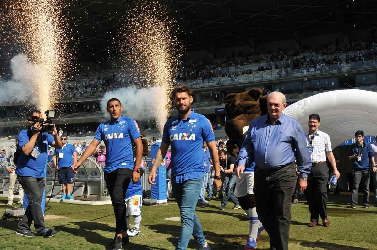 Cruzeiro apresentou para sua torcida no Mineiro os atacantes Sobis, camisa 7, e bila, que vestir a 50