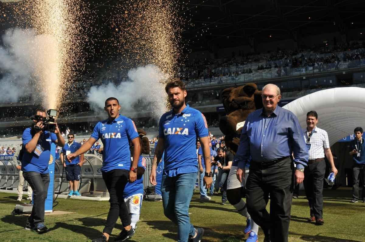 Cruzeiro apresentou para sua torcida no Mineiro os atacantes Sobis, camisa 7, e bila, que vestir a 50