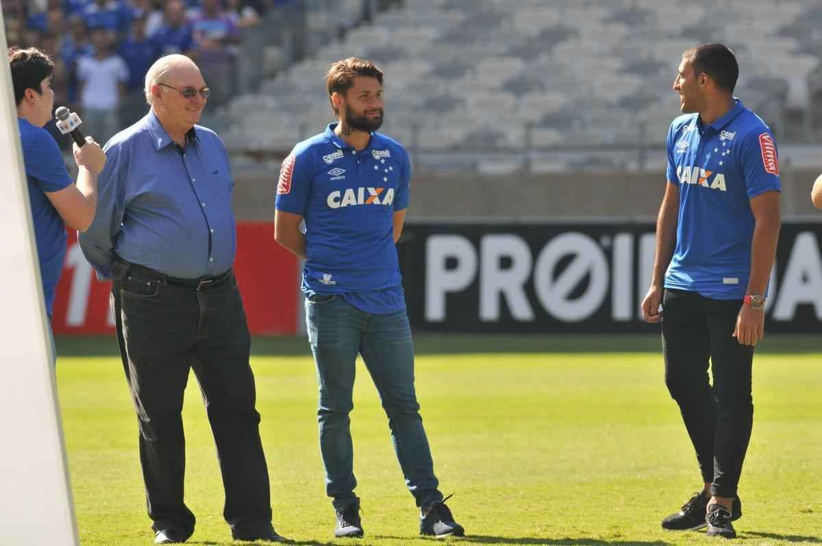 Cruzeiro apresentou para sua torcida no Mineiro os atacantes Sobis, camisa 7, e bila, que vestir a 50