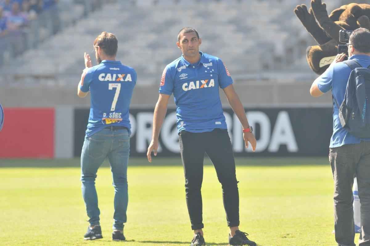 Cruzeiro apresentou para sua torcida no Mineiro os atacantes Sobis, camisa 7, e bila, que vestir a 50