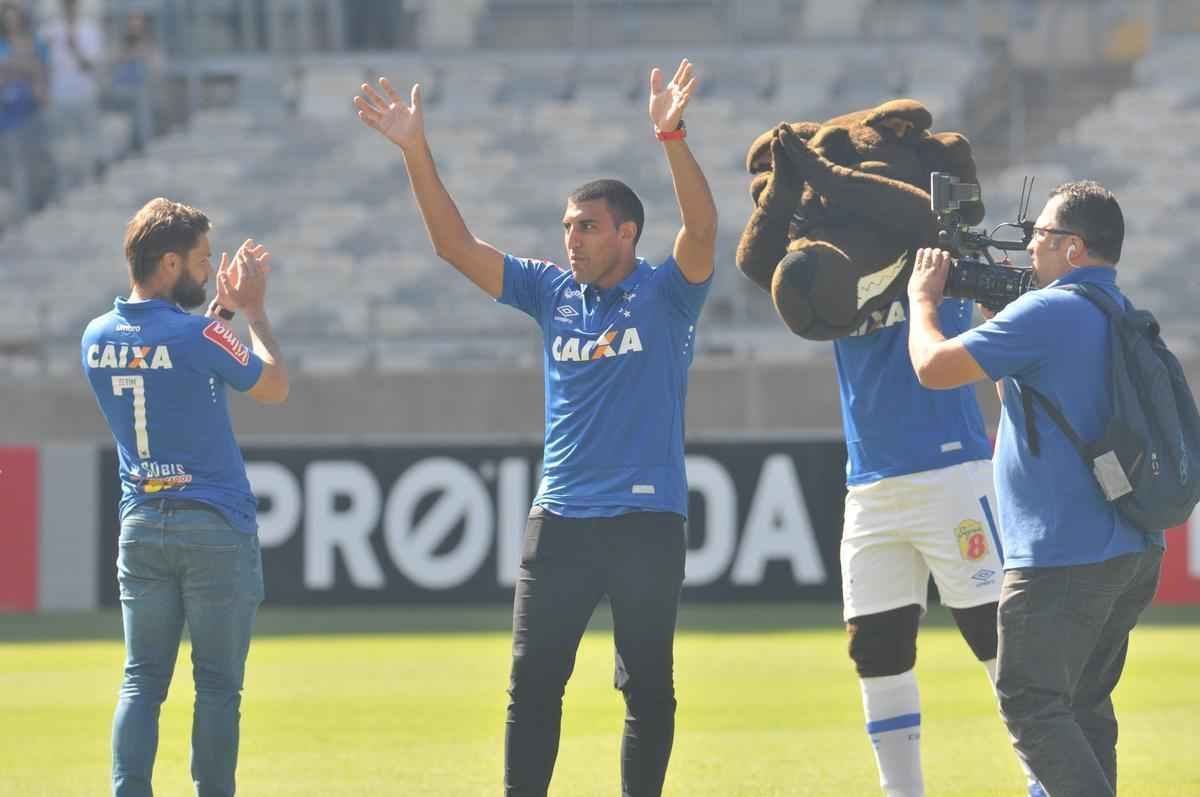 Cruzeiro apresentou para sua torcida no Mineiro os atacantes Sobis, camisa 7, e bila, que vestir a 50