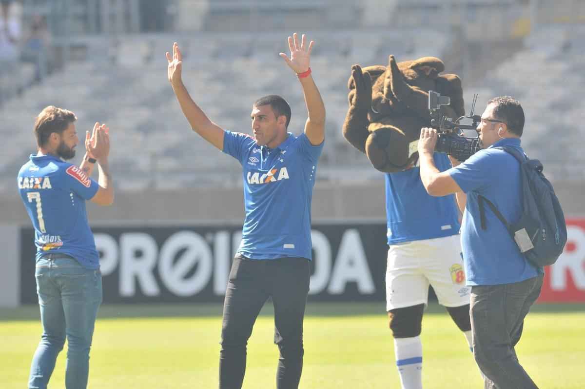 Cruzeiro apresentou para sua torcida no Mineiro os atacantes Sobis, camisa 7, e bila, que vestir a 50