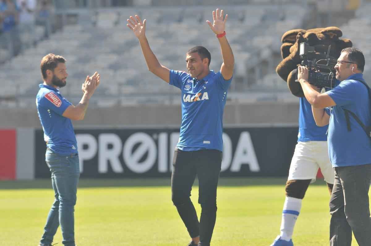 Cruzeiro apresentou para sua torcida no Mineiro os atacantes Sobis, camisa 7, e bila, que vestir a 50