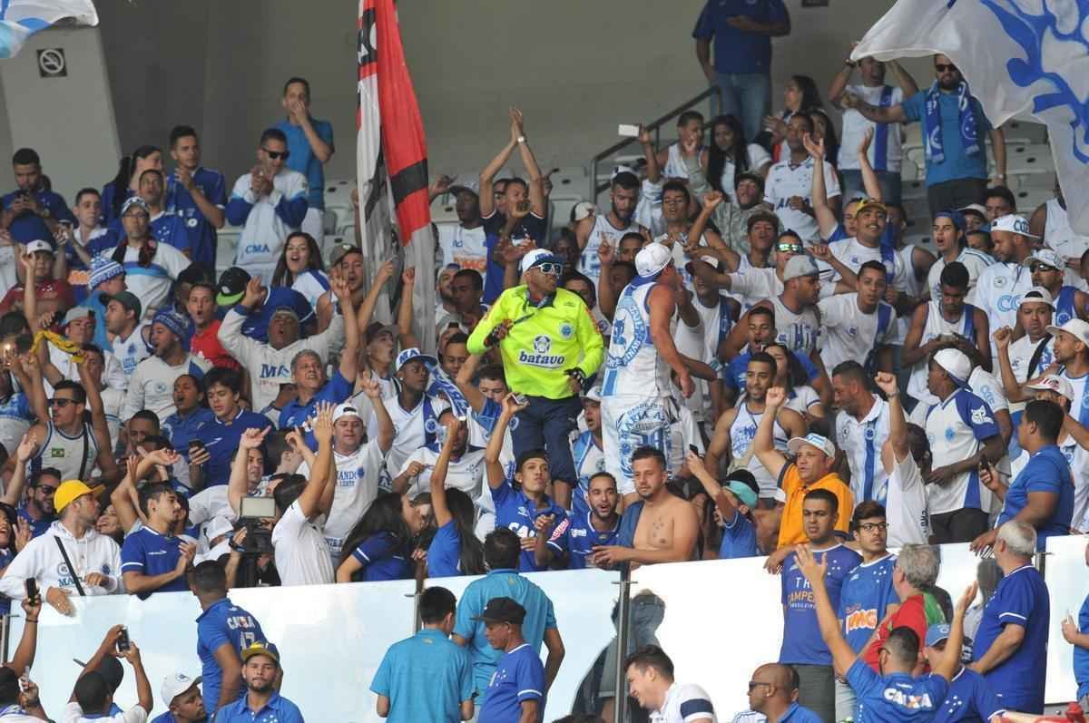 Torcida do Cruzeiro compareceu em bom nmero ao Mineiro para partida contra o Vitria pelo Brasileiro