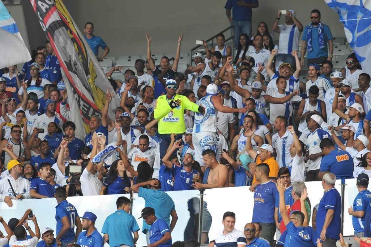 Torcida do Cruzeiro compareceu em bom nmero ao Mineiro para partida contra o Vitria pelo Brasileiro