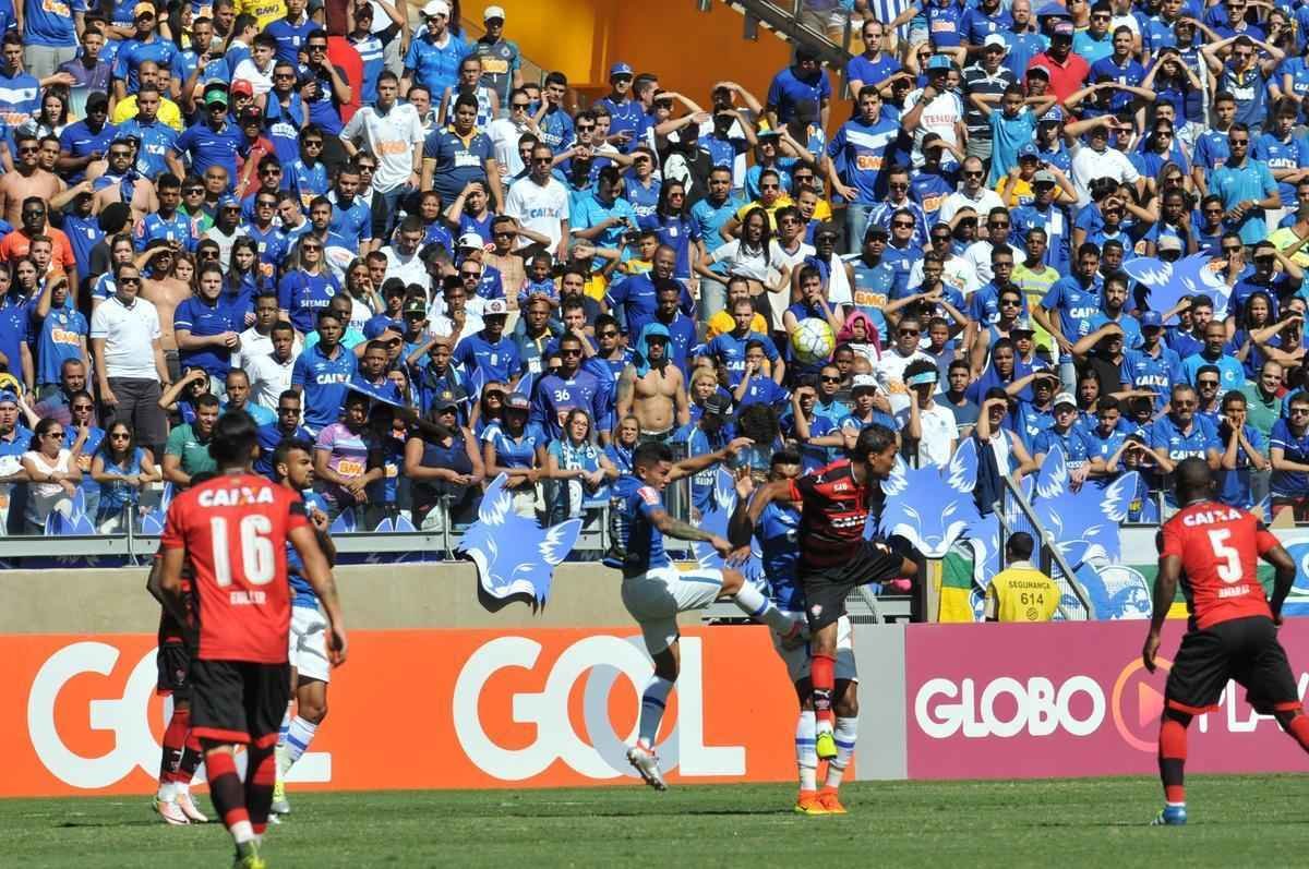 Imagens do jogo entre Cruzeiro e Vitria, no Mineiro, pela 13 rodada do Campeonato Brasileiro