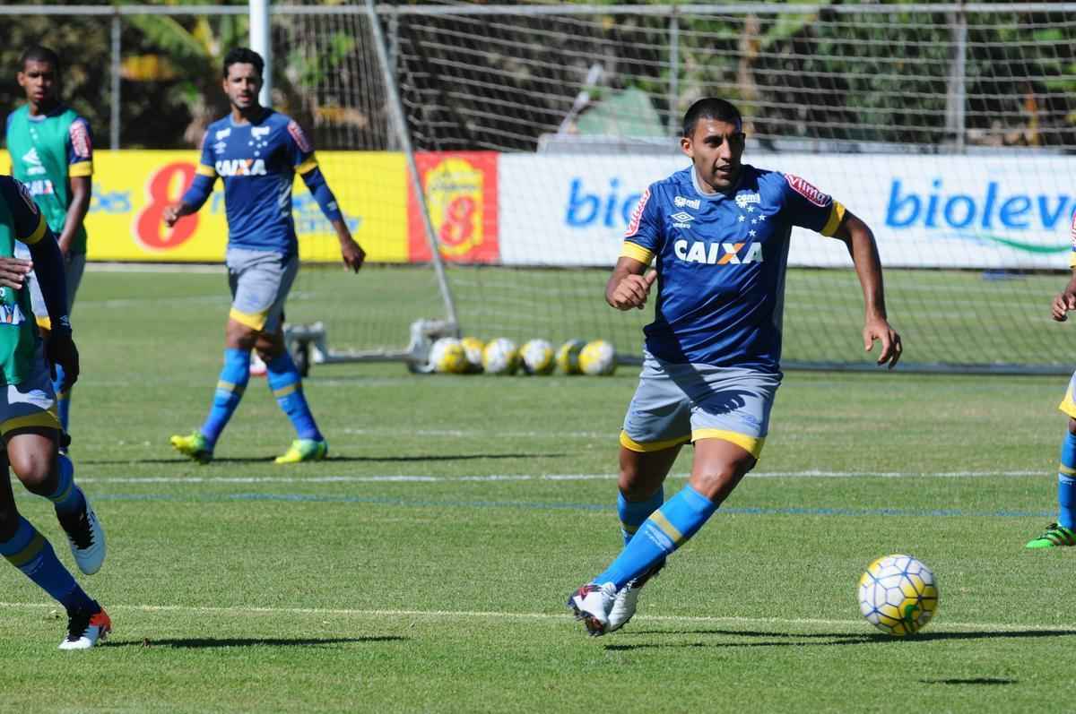 Com Rafael Sobis, Ramn bila e Edimar em campo, reservas do Cruzeiro treinaram com bola na manh desta segunda-feira, na Toca da Raposa II. Titulares realizaram atividade regenerativa (Euler Junior/EM D.A Press)