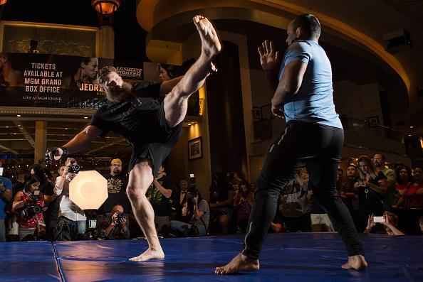 Imagens do treino aberto do UFC em Las Vegas - Roy Nelson arrisca chutes altos