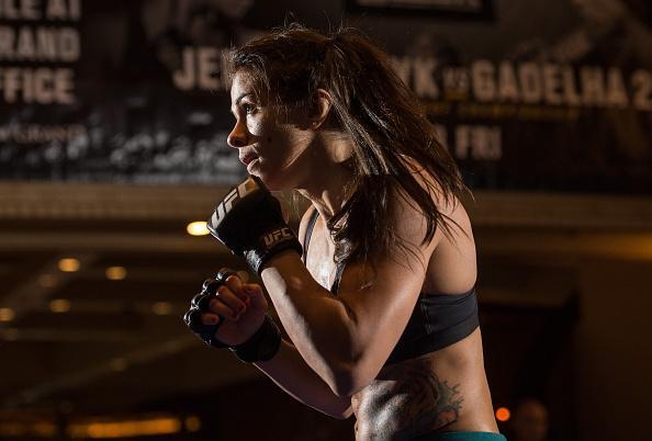 Imagens do treino aberto do UFC em Las Vegas - Claudinha Gadelha no aquecimento
