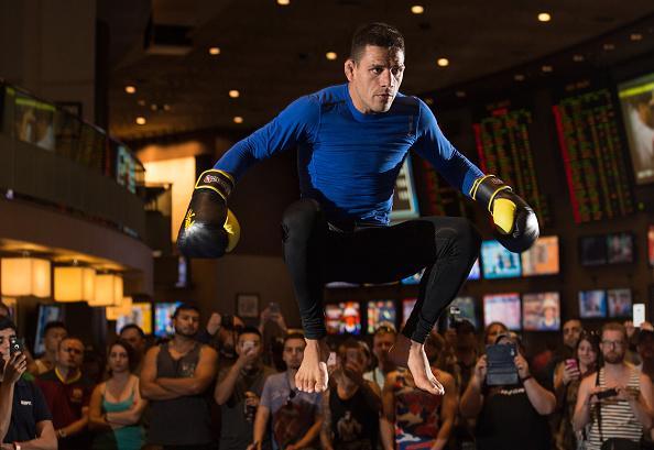 Imagens do treino aberto do UFC em Las Vegas -  Rafael dos Anjos, campeo peso leve