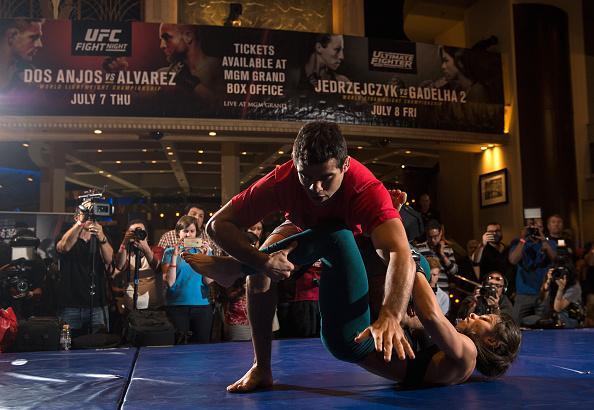 Imagens do treino aberto do UFC em Las Vegas - Claudia Gadelha trabalha com Renan Baro