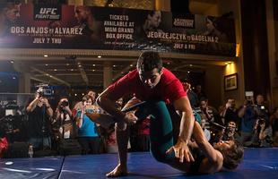 Imagens do treino aberto do UFC em Las Vegas - Claudia Gadelha trabalha com Renan Baro