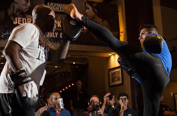 Imagens do treino aberto do UFC em Las Vegas - Rafael dos Anjos e o tcnico Rafael Cordeiro