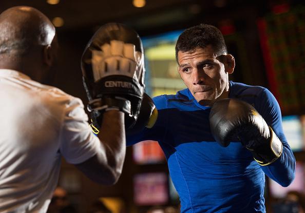 Imagens do treino aberto do UFC em Las Vegas - O campeo peso leve, Rafael dos Anjos, na manopla