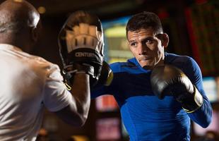 Imagens do treino aberto do UFC em Las Vegas - O campeo peso leve, Rafael dos Anjos, na manopla