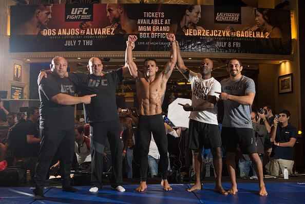 Imagens do treino aberto do UFC em Las Vegas - Rafael dos Anjos posa com a equipe