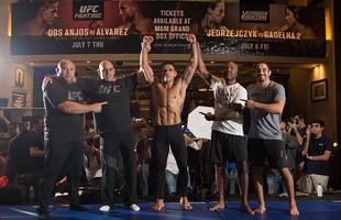 Imagens do treino aberto do UFC em Las Vegas - Rafael dos Anjos posa com a equipe