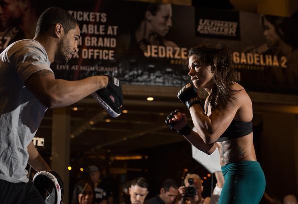 Imagens do treino aberto do UFC em Las Vegas - Claudia Gadelha trabalha com manopla