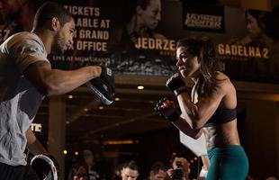 Imagens do treino aberto do UFC em Las Vegas - Claudia Gadelha trabalha com manopla
