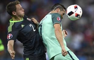 Cristiano Ronaldo subiu mais que a defesa de Gales e marcou de cabe�a, fazendo Portugal 1 a 0