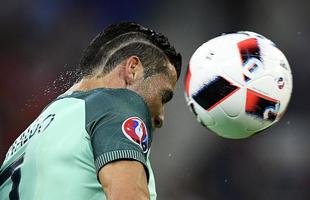 Cristiano Ronaldo subiu mais que a defesa de Gales e marcou de cabe�a, fazendo Portugal 1 a 0