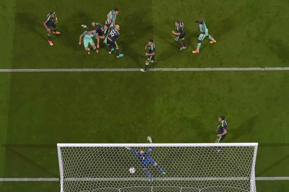 Cristiano Ronaldo subiu mais que a defesa de Gales e marcou de cabe�a, fazendo Portugal 1 a 0