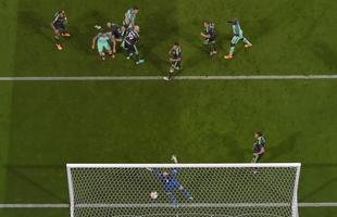 Cristiano Ronaldo subiu mais que a defesa de Gales e marcou de cabe�a, fazendo Portugal 1 a 0