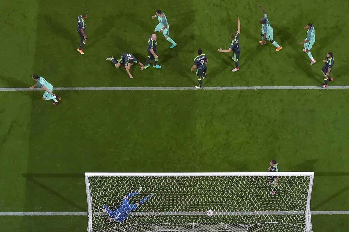 Cristiano Ronaldo subiu mais que a defesa de Gales e marcou de cabe�a, fazendo Portugal 1 a 0