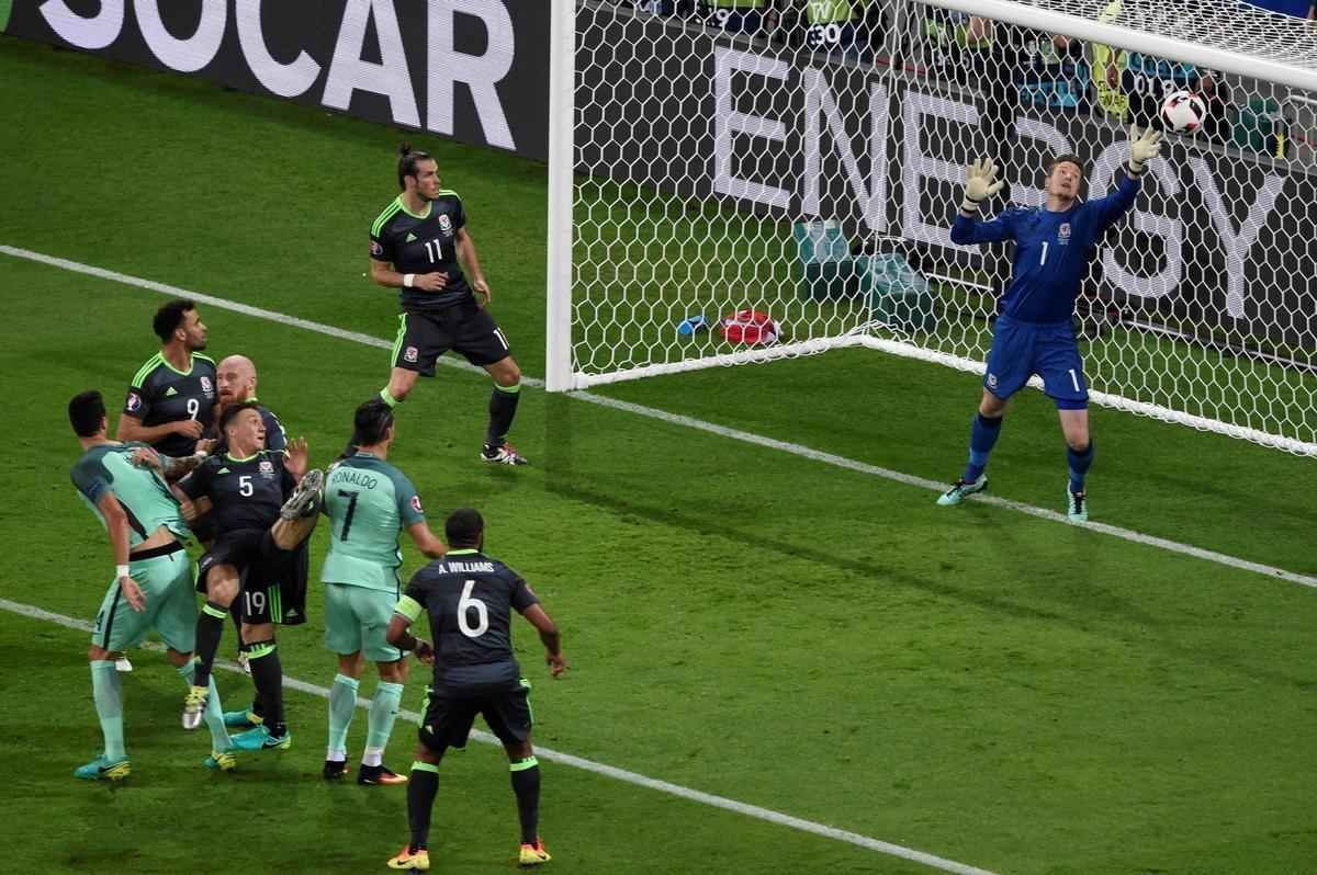 Cristiano Ronaldo subiu mais que a defesa de Gales e marcou de cabe�a, fazendo Portugal 1 a 0