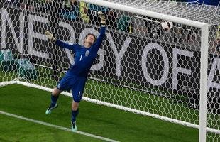 Cristiano Ronaldo subiu mais que a defesa de Gales e marcou de cabe�a, fazendo Portugal 1 a 0