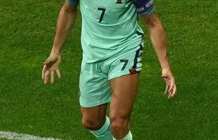 Cristiano Ronaldo subiu mais que a defesa de Gales e marcou de cabe�a, fazendo Portugal 1 a 0