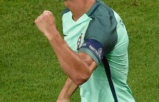 Cristiano Ronaldo subiu mais que a defesa de Gales e marcou de cabe�a, fazendo Portugal 1 a 0