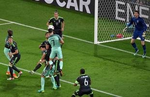 Cristiano Ronaldo subiu mais que a defesa de Gales e marcou de cabe�a, fazendo Portugal 1 a 0
