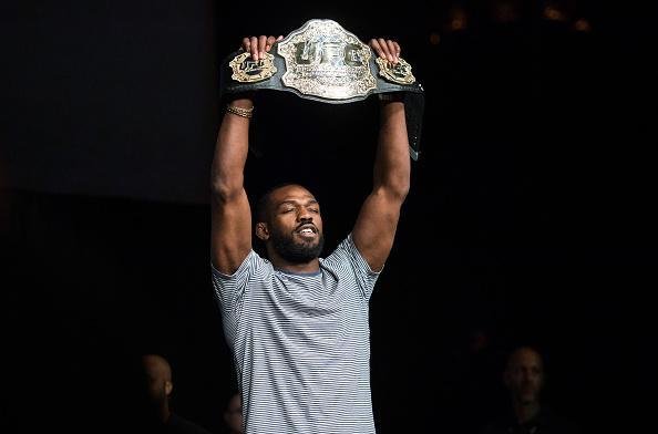 Imagens da coletiva do UFC 200, em Las Vegas - Jon Jones ergue o cintur�o interino