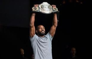 Imagens da coletiva do UFC 200, em Las Vegas - Jon Jones ergue o cintur�o interino