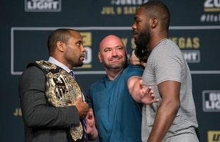 Imagens da coletiva do UFC 200, em Las Vegas - Daniel Cormier e Jon Jones na encarada