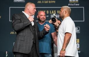 Imagens da coletiva do UFC 200, em Las Vegas - Brock Lesnar e Mark Hunt na encarada